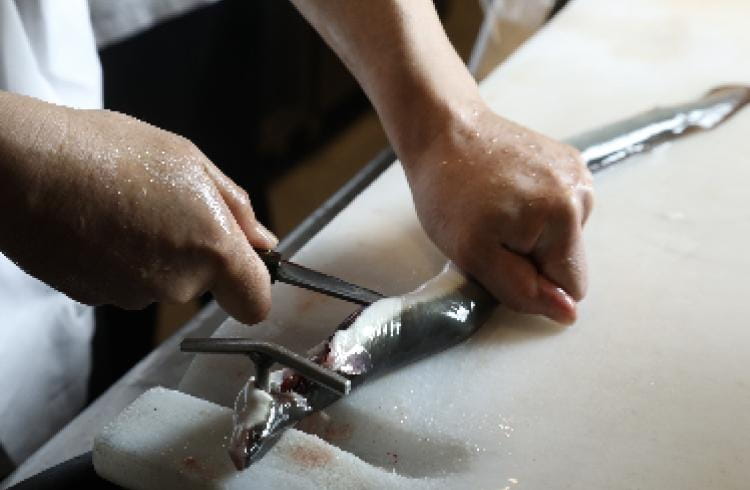 うなぎの捌きをしている様子