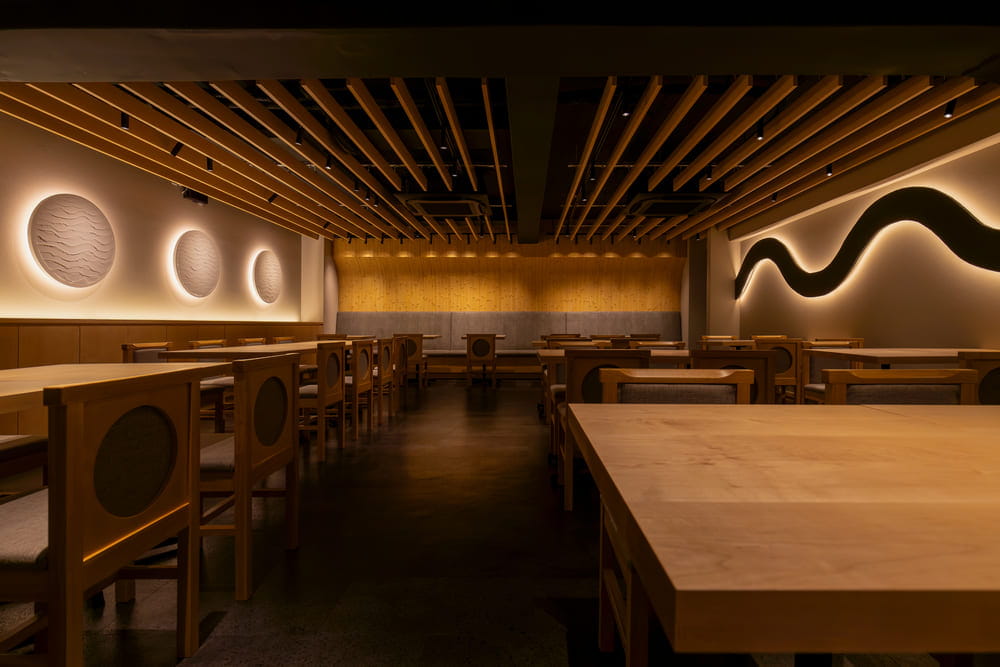 木を基調とした店内内装